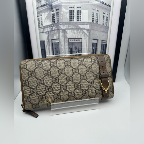 Gucci Handbags - Gucci Supreme Zippy Wallet